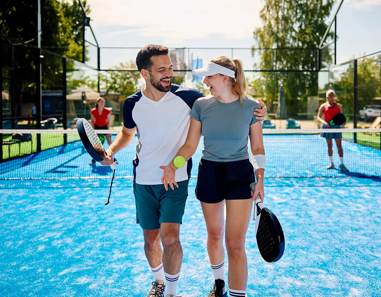 Zwei Padel-Spieler beim Ballwechsel auf dem Court in Ahaus