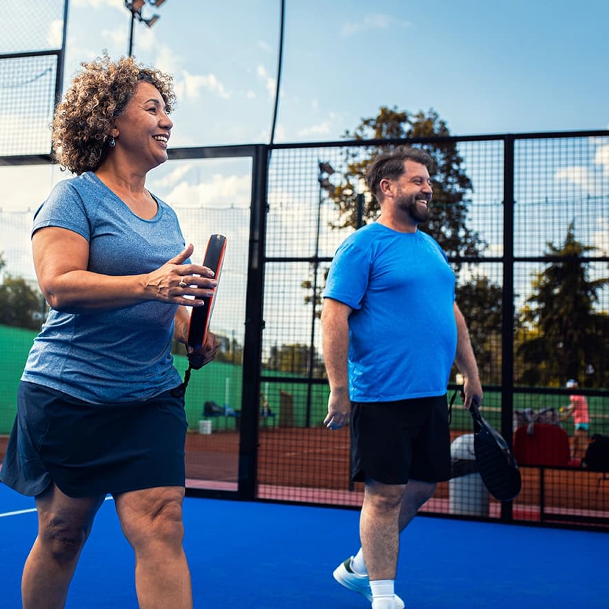 Padel-Spieler:innen auf dem Court in Ahaus – Platz online buchen