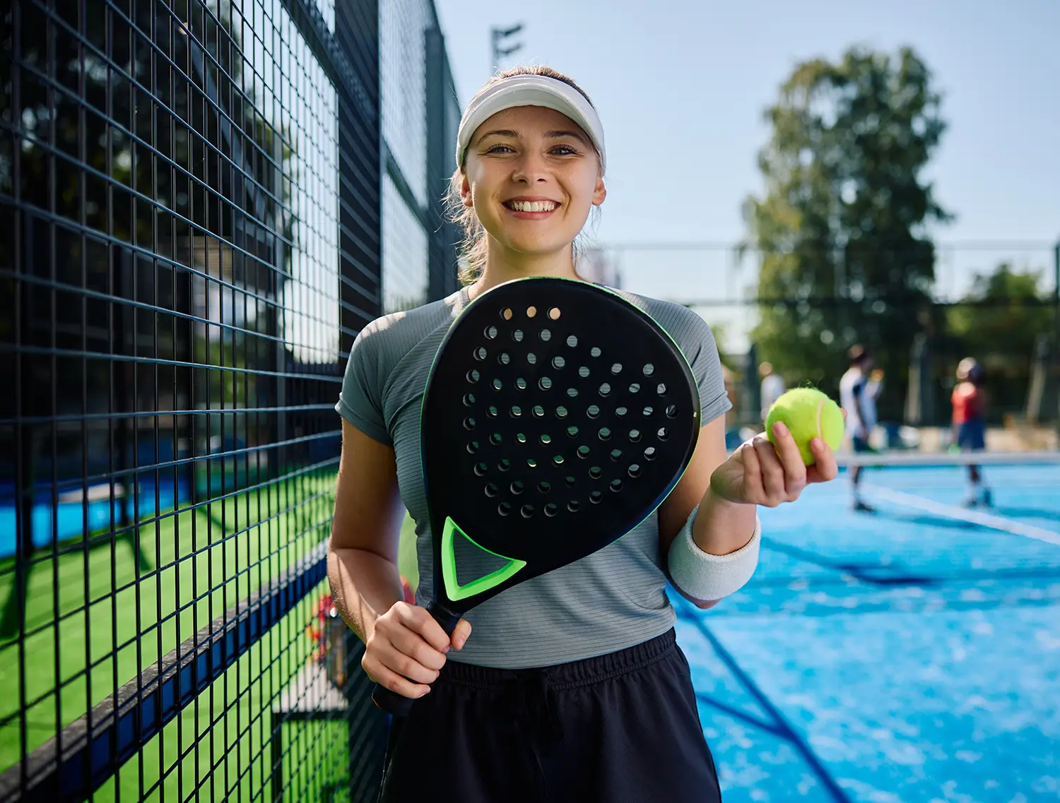 Padel-Spielerin auf dem Court in Ahaus mit Schläger und Ball