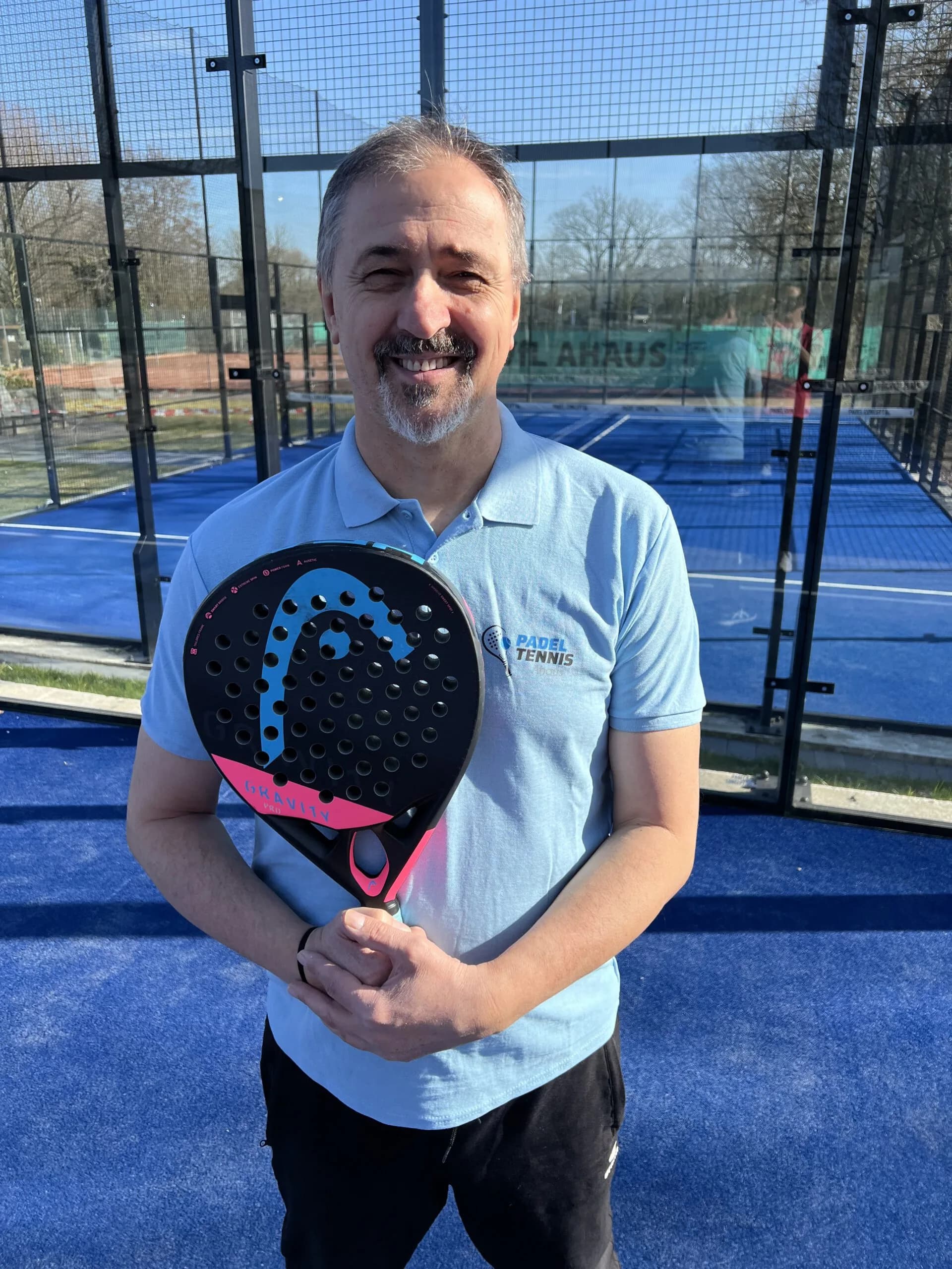 Lizensierter Padel-Trainer Boris mit Schläger auf dem Padel-Court in Ahaus