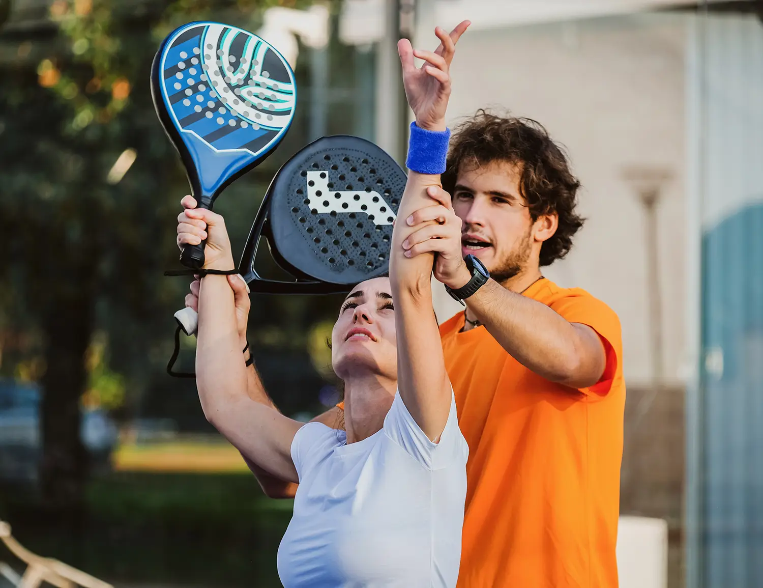 Padel-Spieler:innen beim Training mit Coach auf dem Court in Ahaus